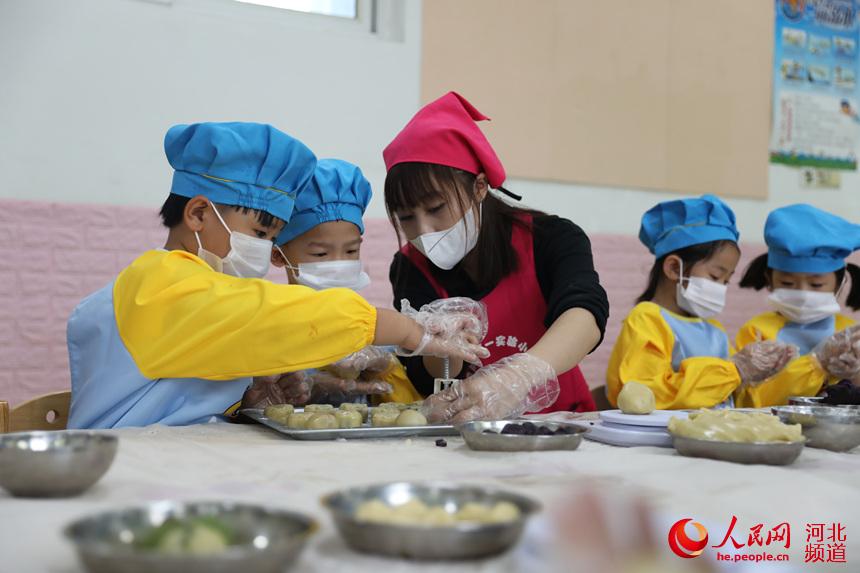 沧州市河间市第一实验幼儿园开展了“做月饼迎中秋”活动。 李世文摄