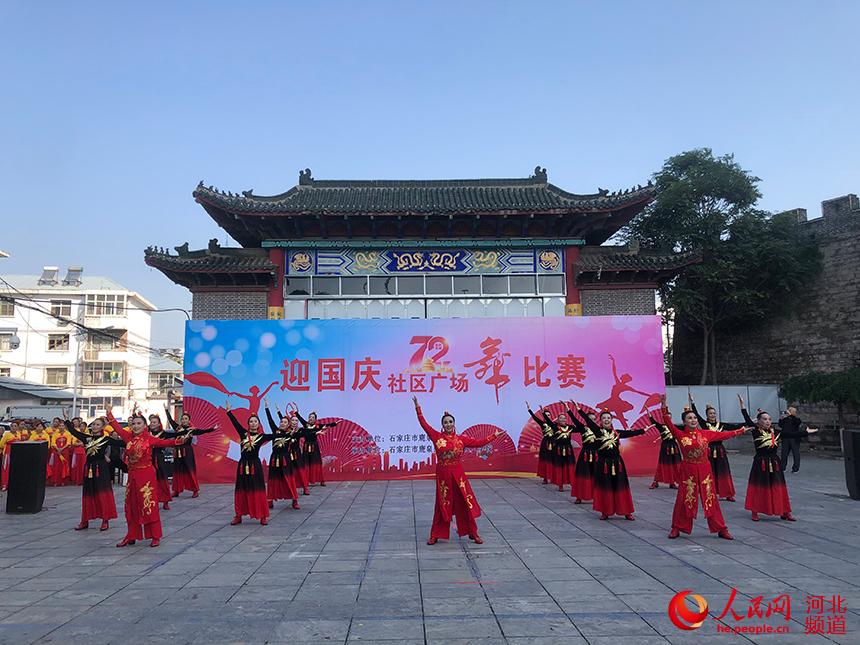 石家庄市鹿泉區教育局主辦的迎國慶社區廣場舞比賽在西門廣場舉行。 康凌霄攝