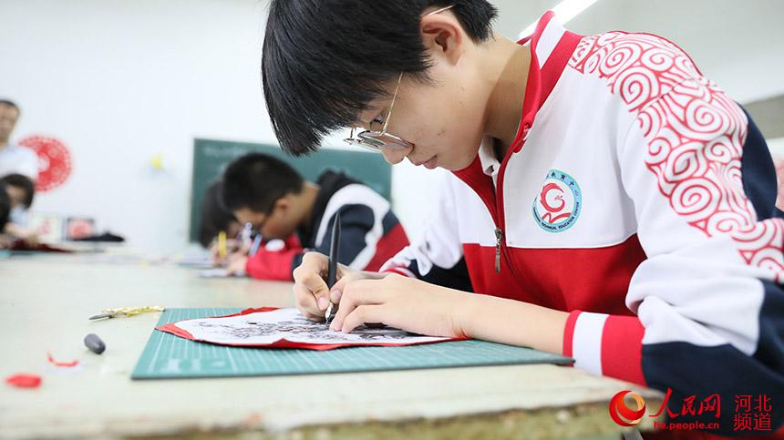 邢台市南宮市職業教育中心開展了迎國慶主題剪紙創作活動。 田威攝