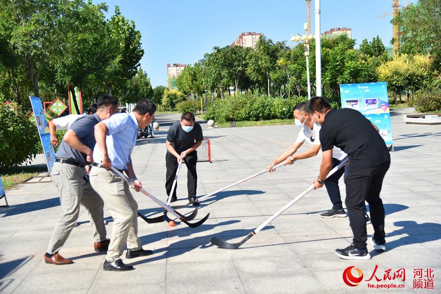 海兴县当地居民正在进行场地冰球比赛。 史得江摄