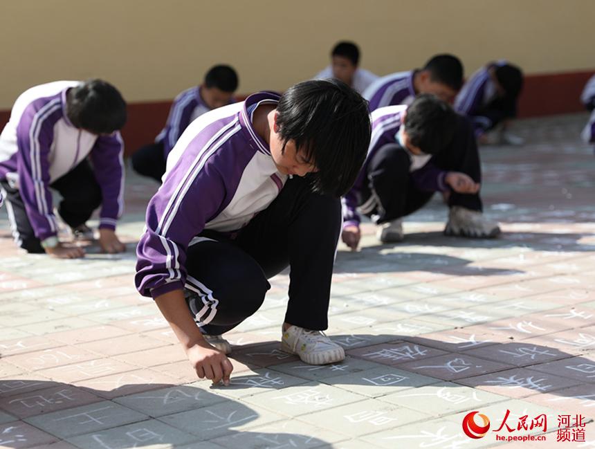 盐山县第三中学利用课间时间组织学生练习“地”书。 石磊摄