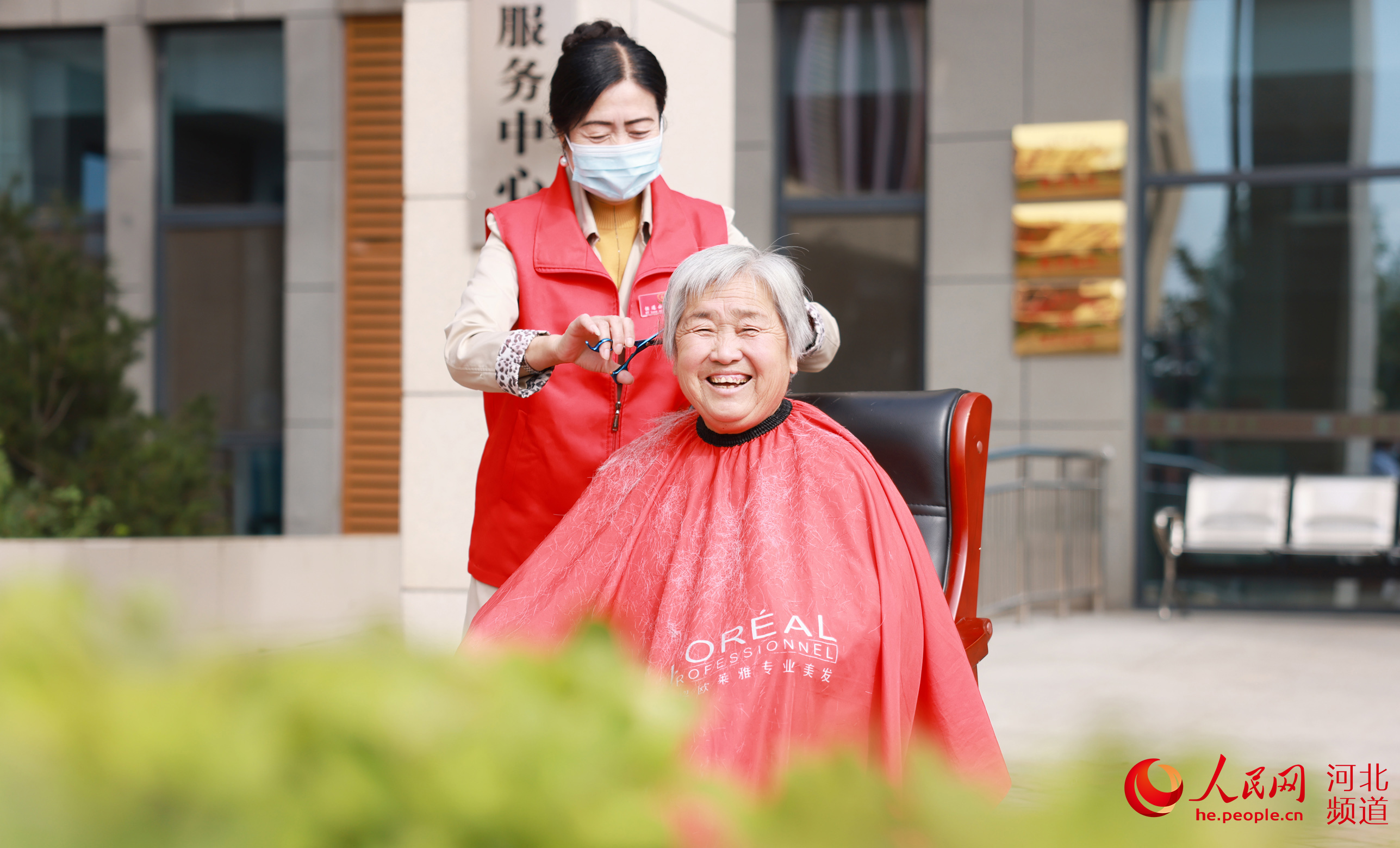 10月13日，河北邢台市广宗县慈善协会志愿者正在给星源养老服务中心老人理发。 梁智晓摄