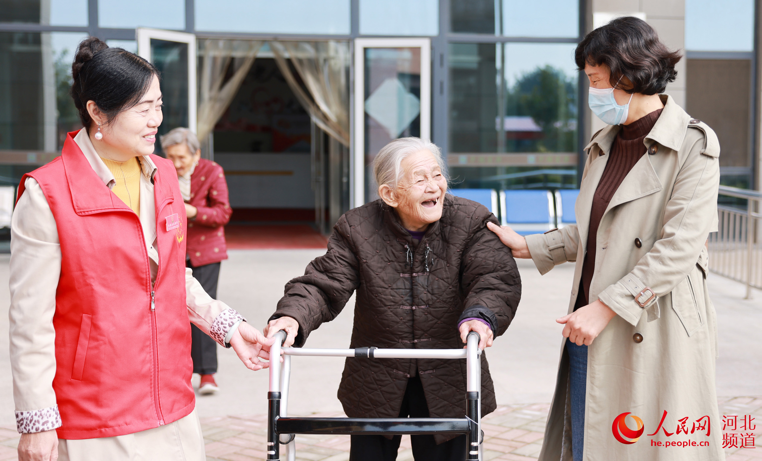10月13日，河北邢台市广宗县妇联主席和慈善协会志愿者陪老人一起散步聊天。 梁智晓摄