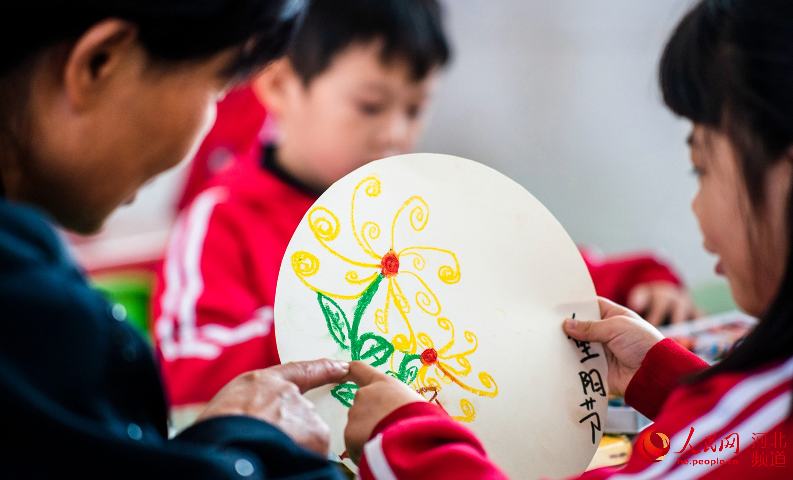 邢台市柏乡县第二幼儿园的孩子们为老人画菊花、做纸菊花，祝老人们幸福安康、重阳快乐。 栗建兵摄