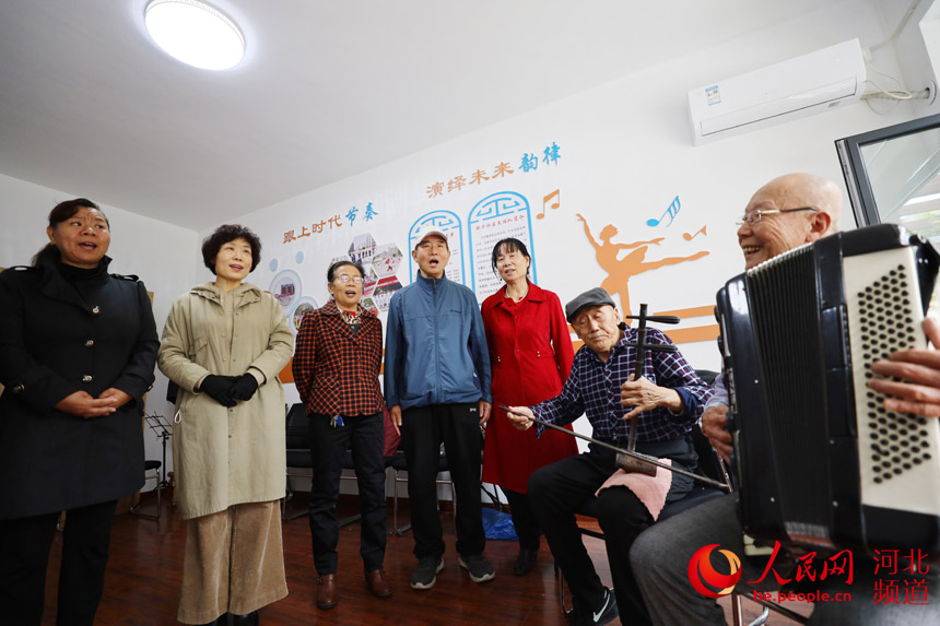 老人在河北省唐山市丰南区青年路街道新华社区居家养老服务中心内唱歌。 毕帅摄