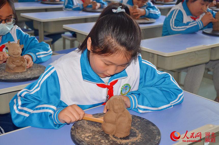 海兴县辛集镇逸夫小学学生在手工制作泥塑。史得江摄