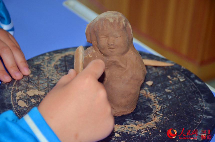 海兴县辛集镇逸夫小学学生在手工制作泥塑。史得江摄