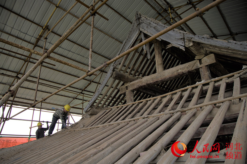 文保工人在施工中。 齊建倉攝