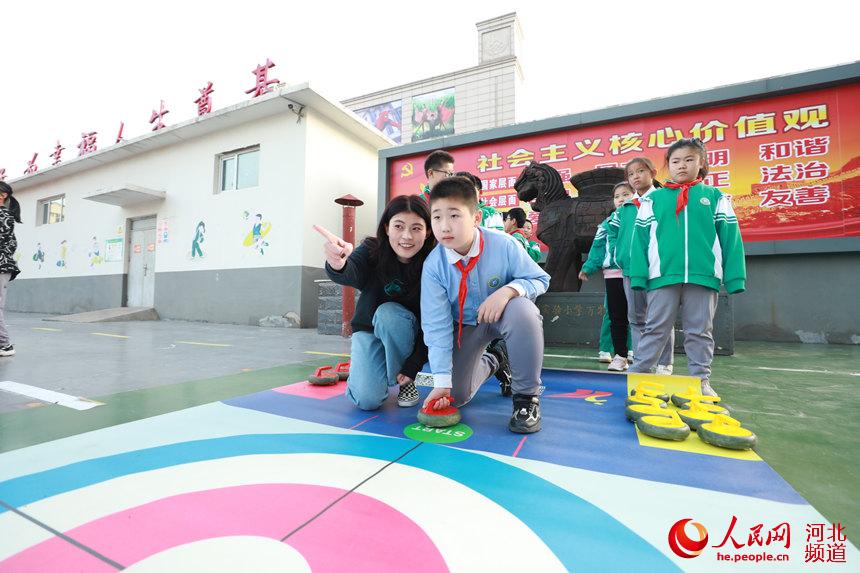 近日，滄州市實驗小學學生在“第二課堂”練習冰壺。張子衡攝