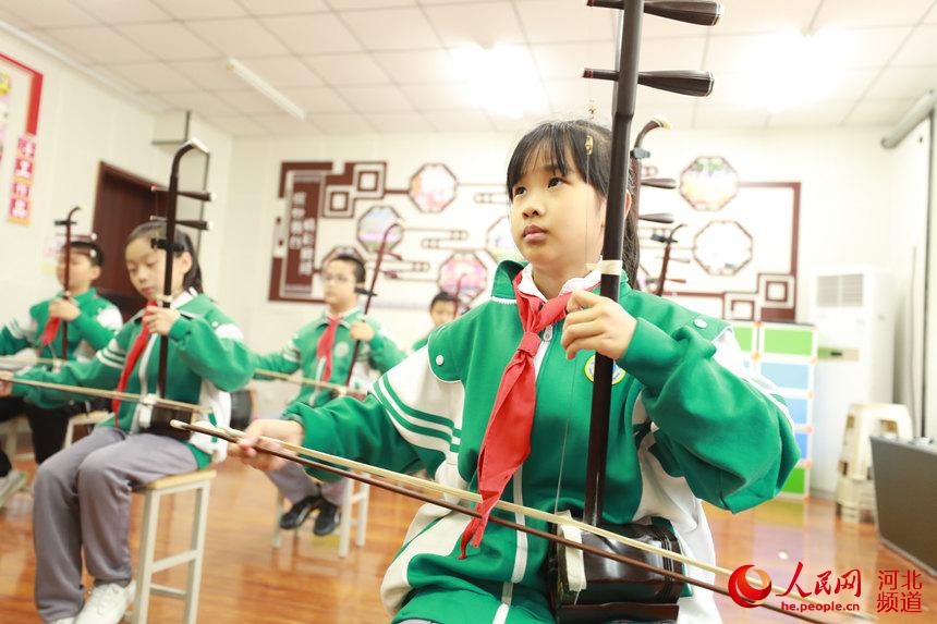 近日，滄州市實驗小學學生在“第二課堂”練習二胡。張子衡攝