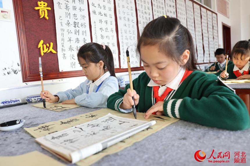 近日，滄州市第二實驗小學學生在“第二課堂”練習書法。張子衡攝