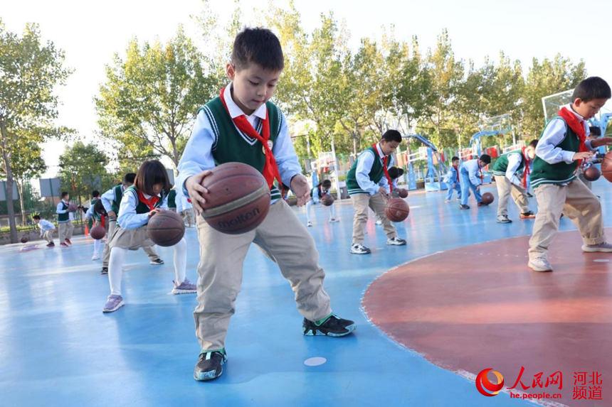 近日，滄州市第二實驗小學學生在“第二課堂”練習籃球。倉廣殿攝