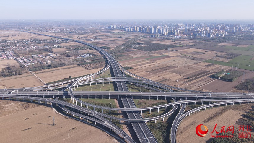京雄高速河北段与荣乌高速新线交会的泗庄枢纽互通。 吕建歧摄
