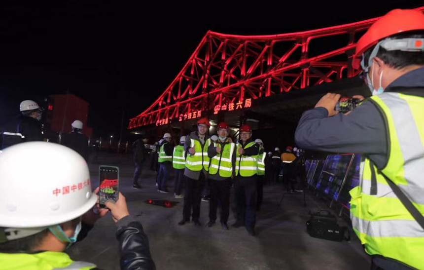 0月27日凌晨，廊坊市光明道上跨鐵路立交橋主橋轉體前工作人員合影留念。 陳童攝