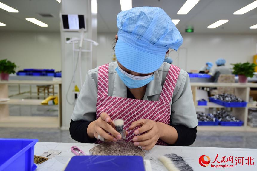 11月2日,在河北青县一家化妆刷企业的生产车间内,员工在生产化妆刷。 张鹏摄