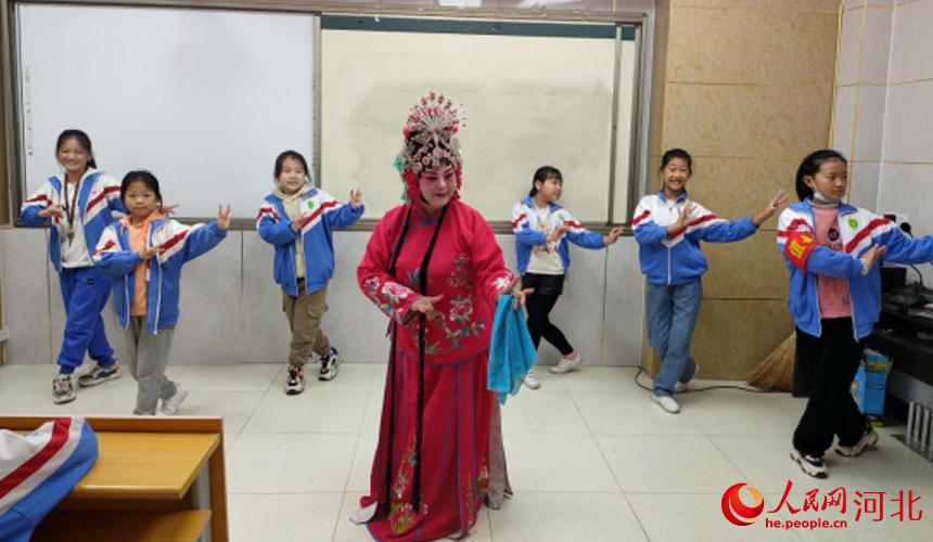 ������������ҹ����������״����ӡ����ɴ��˾���֥��ʦΪ�����ص���Сѧʦ������Ϸ���� ������ί��������ͼ