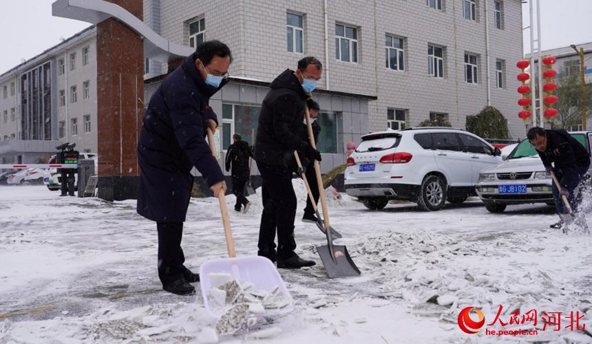 全縣干部群眾志願者紛紛走上街頭清理積雪。 夏培真攝