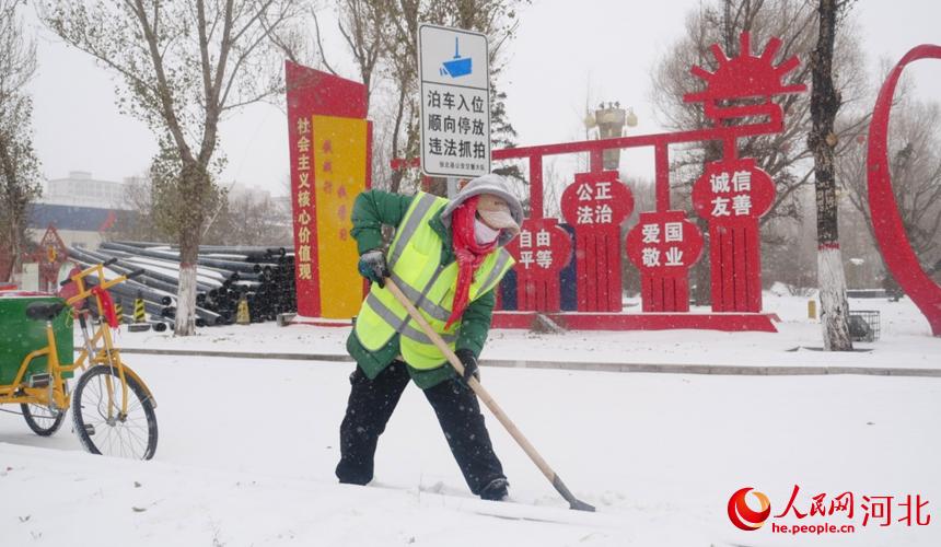 張北縣環衛工人在清理積雪。 吳孟忱攝