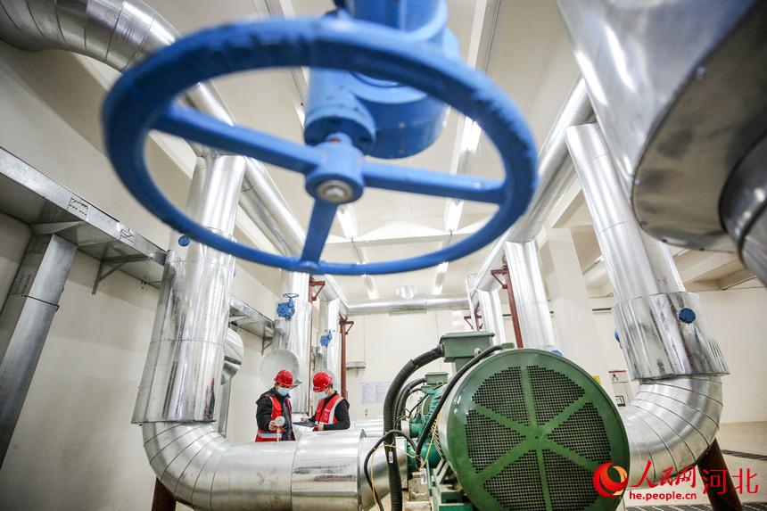 邢台市平鄉縣熱力公司技術人員在對供熱設備進行巡檢。 柴更利攝