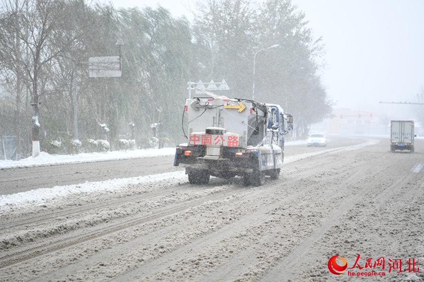 河北省永清縣融雪劑撒布車正在作業。 張磊供圖