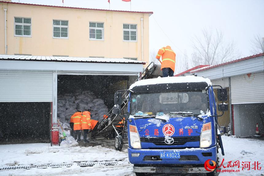 河北省永清縣公路管理站工作人員正在為融雪劑撒布車添加融雪劑現場。 張磊供圖