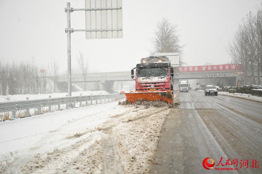 河北省永清縣除雪鏟車正在作業。 張磊供圖