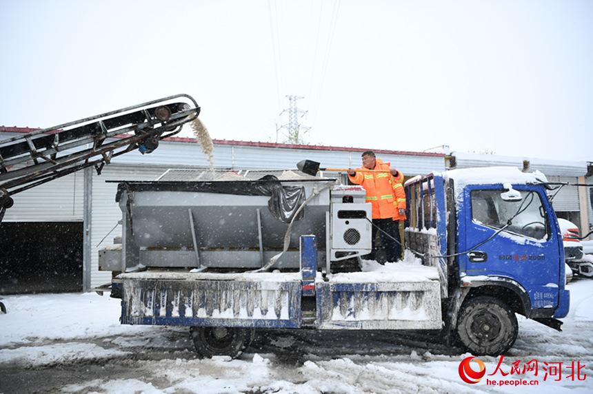 河北省永清縣公路管理站工作人員正在為融雪劑撒布車添加融雪劑。 張磊供圖