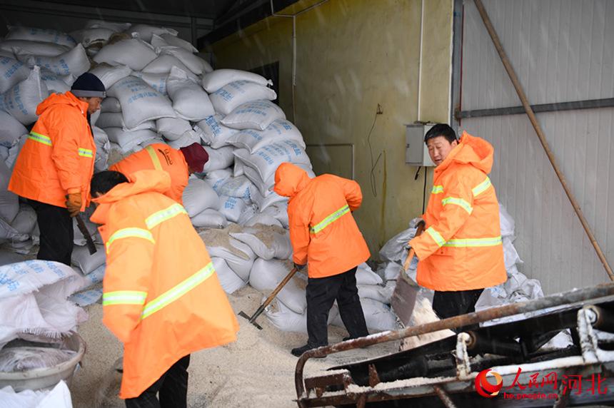 河北省永清縣公路管理站工作人員正在為融雪劑撒布車添加融雪劑。 張磊供圖