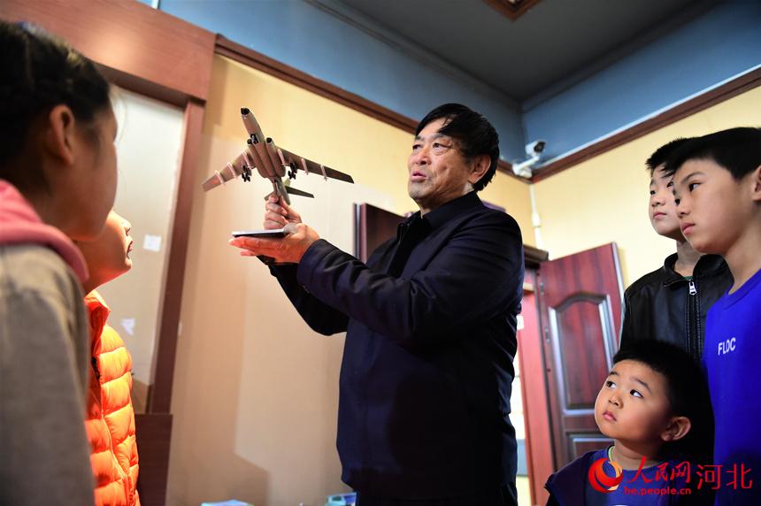 孩子們在鹽山縣航空博物館聆聽飛機性能講解。 傅新春攝