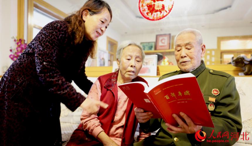 95歲的老英雄張明正在給女兒講述著東光縣涌現出的革命事跡和戰斗精神。 朱林林攝