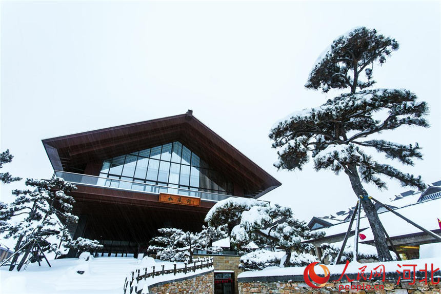 雪后華中小鎮鬆風館。 王清雲攝