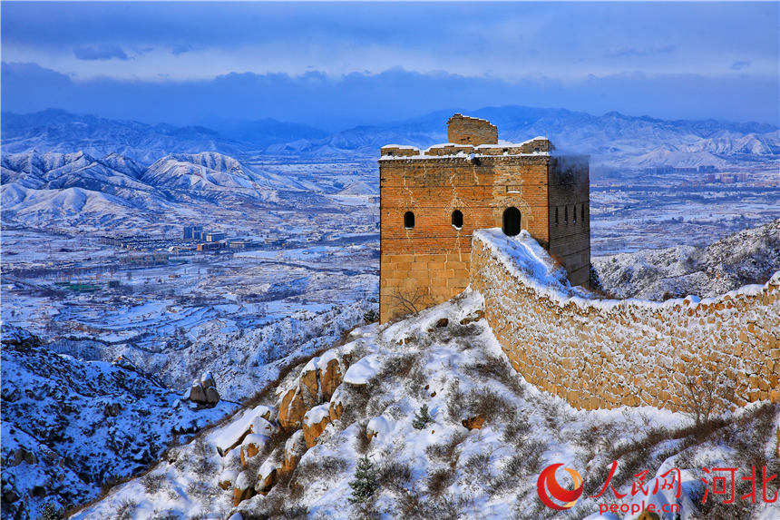 長城在白雪的映襯下氣勢磅礡。 孟海英攝