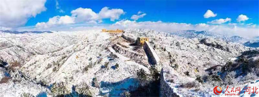 浮圖峪長城在白雪的映襯下氣勢磅礡。 淶源縣委宣傳部供圖