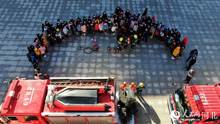 唐山迁安市消防救援大队走进该市第六实验小学开展“消防安全进校园”活动。梁玉水摄