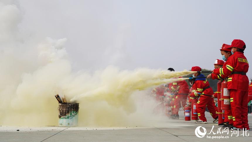 滦州第三实验小学联合滦州市消防救援大队，开展了一场全校消防实战演练。 李勇摄