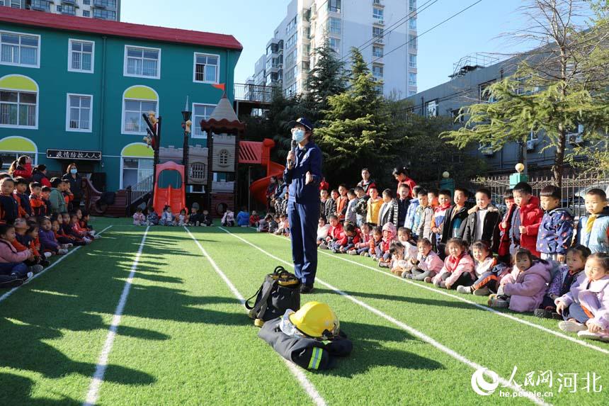 邯郸市复兴区，消防宣传人员给老师和小朋友们讲解消防安全知识。王伸摄