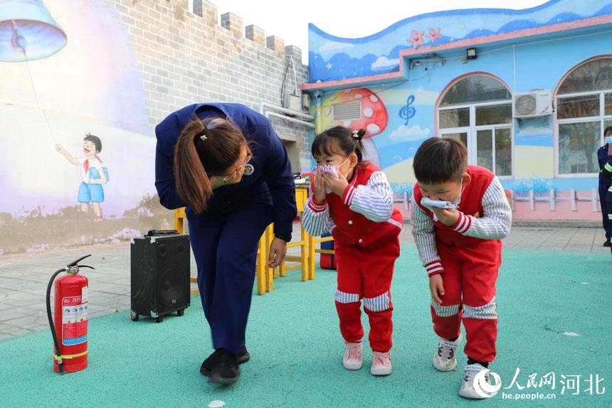 河北南宫市消防救援大队消防宣传服务队走进丰翼幼儿园，为幼儿园师生上了一堂消防安全教育课。 王林摄