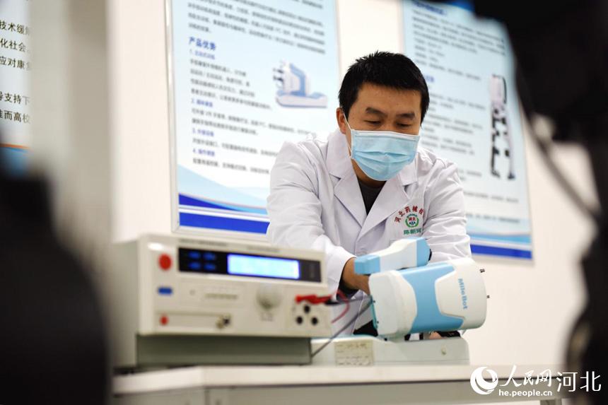 河北省药品医疗器械检验研究院冀州区域技术中心的工作人员在进行产品检验。 师磊摄
