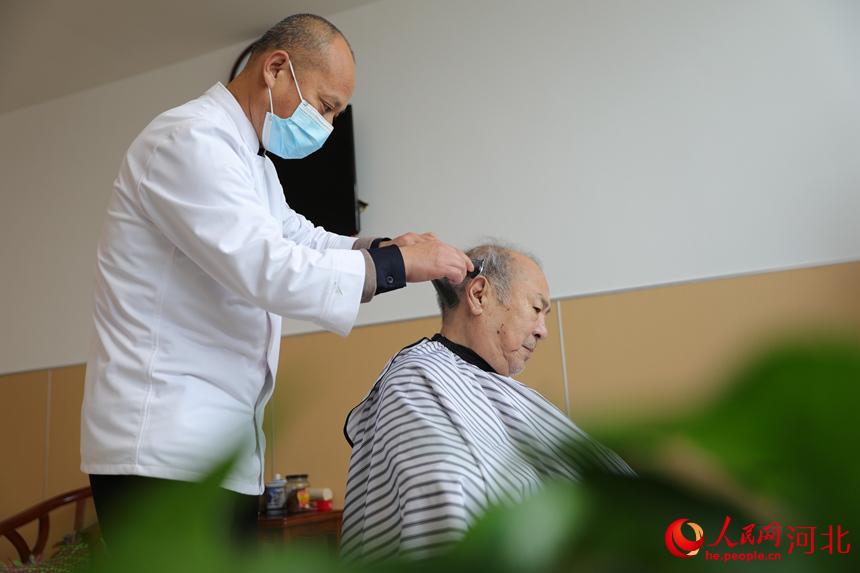 河北省邢台市巨鹿縣醫院醫養中心的醫護人員為老人理發。 胡良川攝