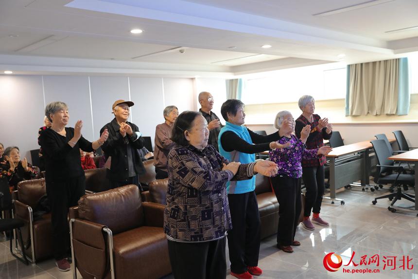 河北省邢台市巨鹿縣醫院醫養中心的老人在做健身操。 胡良川攝