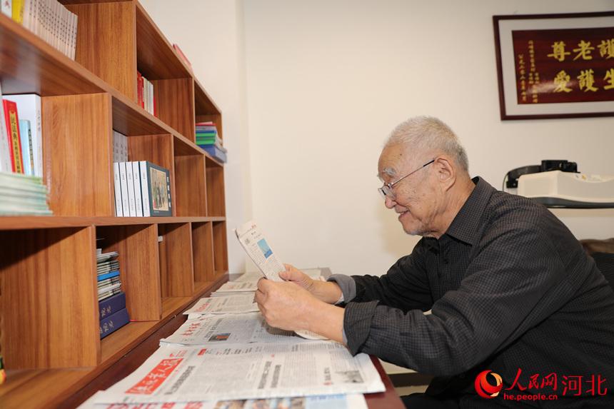 河北省邢台市巨鹿縣醫院醫養中心的老人在閱覽室讀書。 胡良川攝
