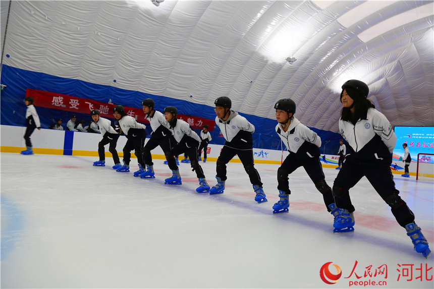 学生在职教中心滑冰馆内练习滑冰动作。 定兴县委宣传部供图