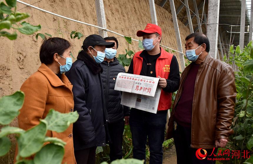 “小馬扎”宣講小分隊在南和區河郭鎮刁庄村蔬菜大棚內為菜農宣講黨的十九屆六中全會精神。 邱洪生攝