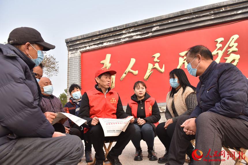“小馬扎”宣講小分隊在南和區河郭鎮北豆村宣講黨的十九屆六中全會精神。 邱洪生攝