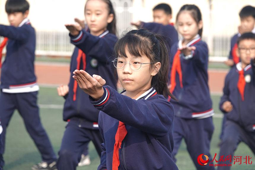 廊坊霸州胜芳镇红光小学学生练习武术。吴源生摄