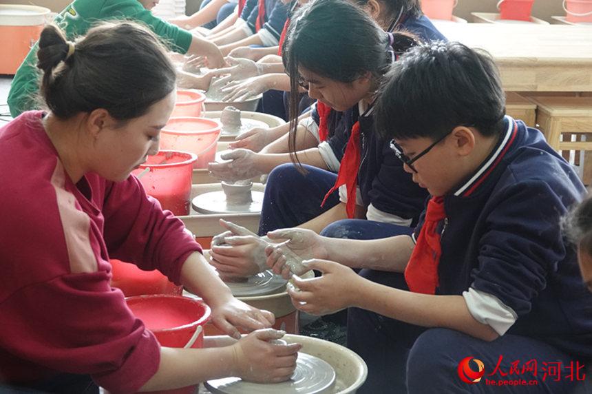 廊坊霸州胜芳镇红光小学学生在老师指导下学习陶艺。吴源生摄