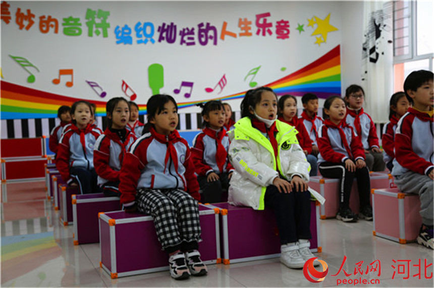 河北省定興縣第四實驗小學經典誦讀特色課上，學生認真誦讀。 定興縣委宣傳部供圖