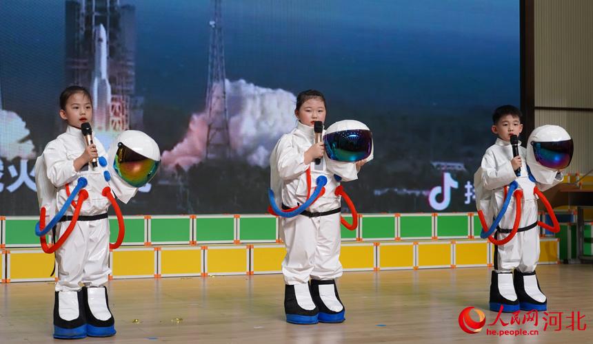 沧州市实验小学学生在科技节活动中致敬中国航天英雄。 仓广殿摄