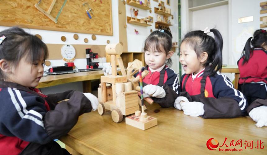 河北省滄州市孟村回族自治縣第一幼兒園的孩子們學習木工課程。 張曉鵬攝