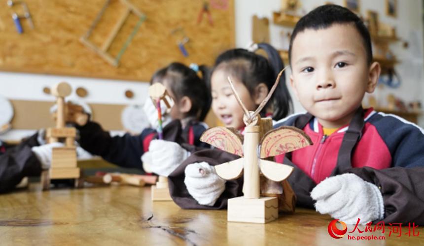 河北省滄州市孟村回族自治縣第一幼兒園的孩子們學習木工課程。 張曉鵬攝